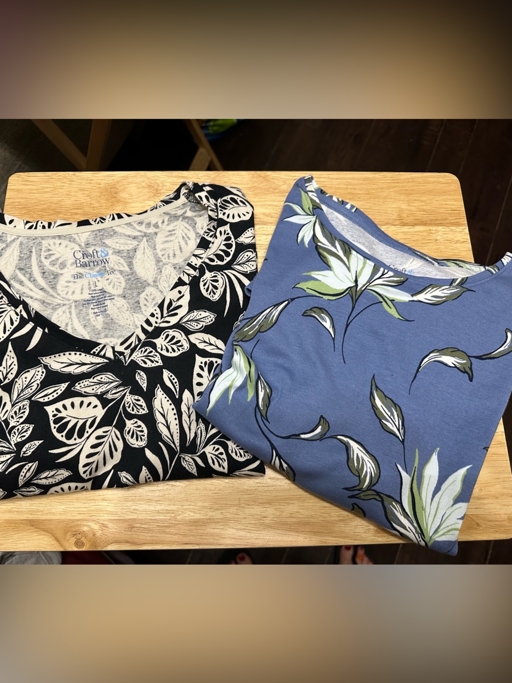 Croft and Barrow  Black and White Leaf-Print V-Neck Short Sleeve Top and blue